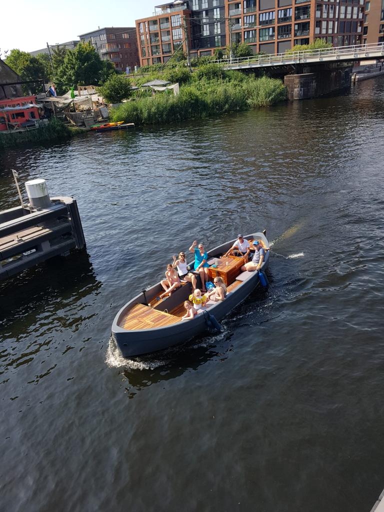 Met gezellig gezelschap op de sloep